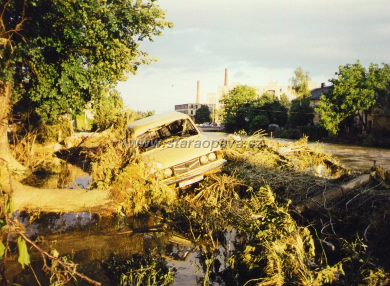 skody1997 (26).jpg - Povodně 1997, škody - Auto u řeky na ulicic Partyzánské
